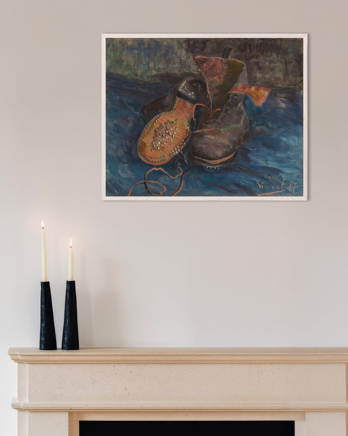 Poster Une paire de bottes (1887) de Vincent van Gogh avec un cadre en bois blanc