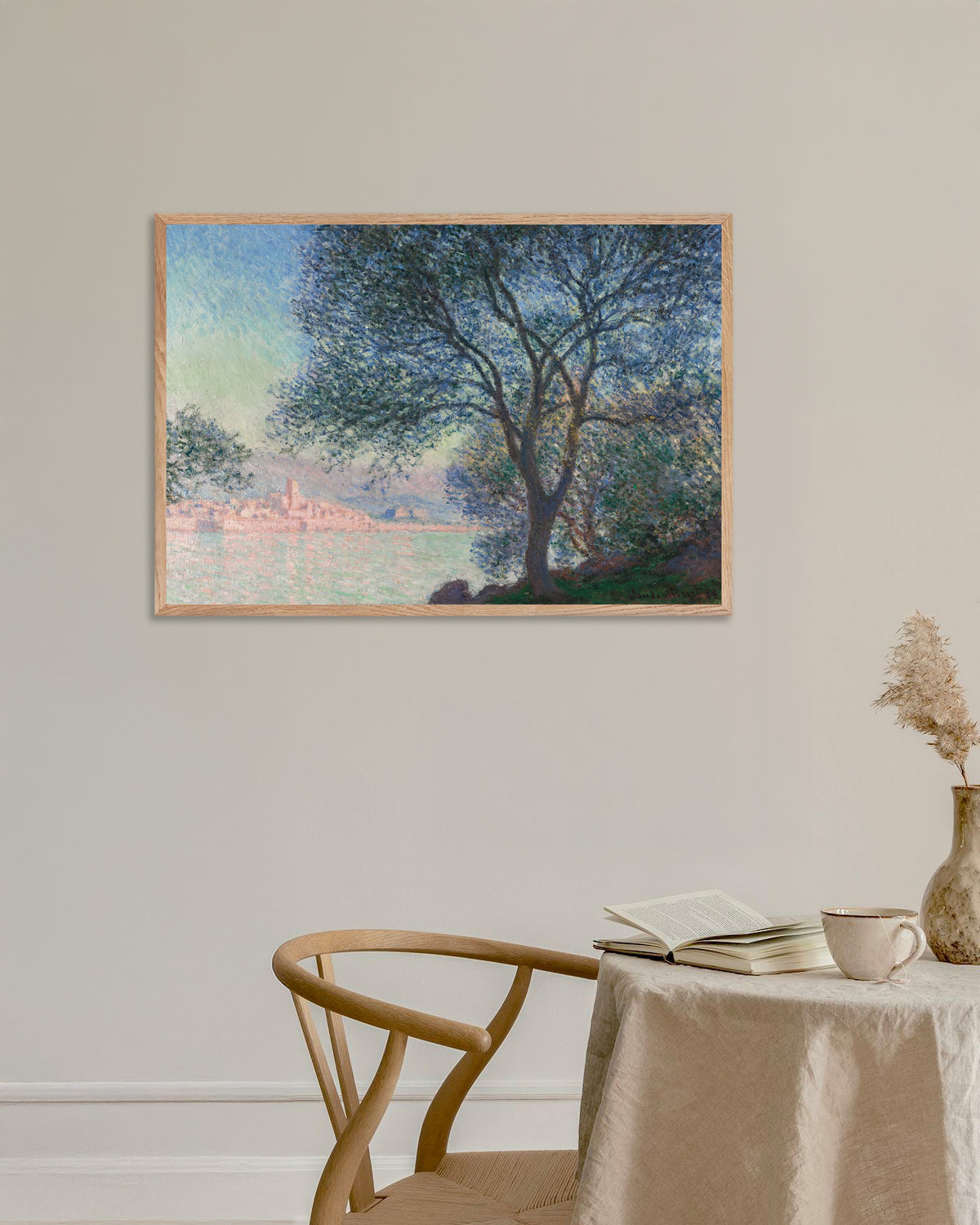 Poster Antibes gezien vanaf La Salis (1888) van Claude Monet met naturel houten lijst