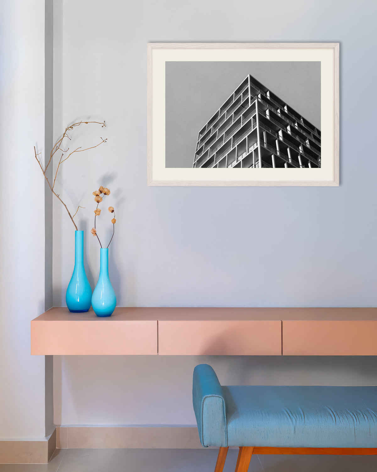 Poster ‘Balkonhoek onder een grijze hemel’, met witte houten lijst