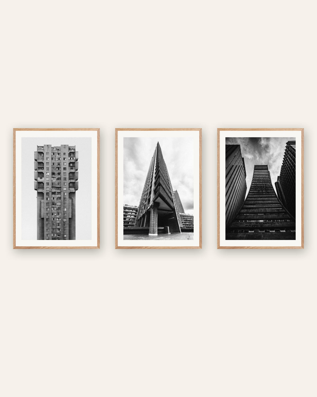 Affiches brutalistes, lot de 3 : tours de béton, cadres en chêne naturel