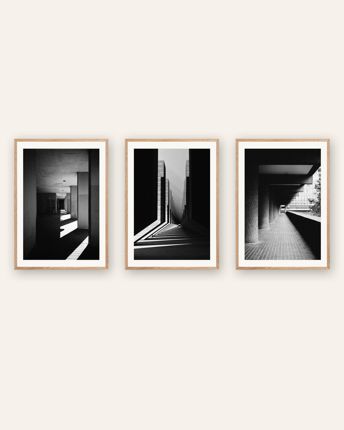Affiches brutalistes, lot de 3 : ombre et lumière, cadres en chêne naturel