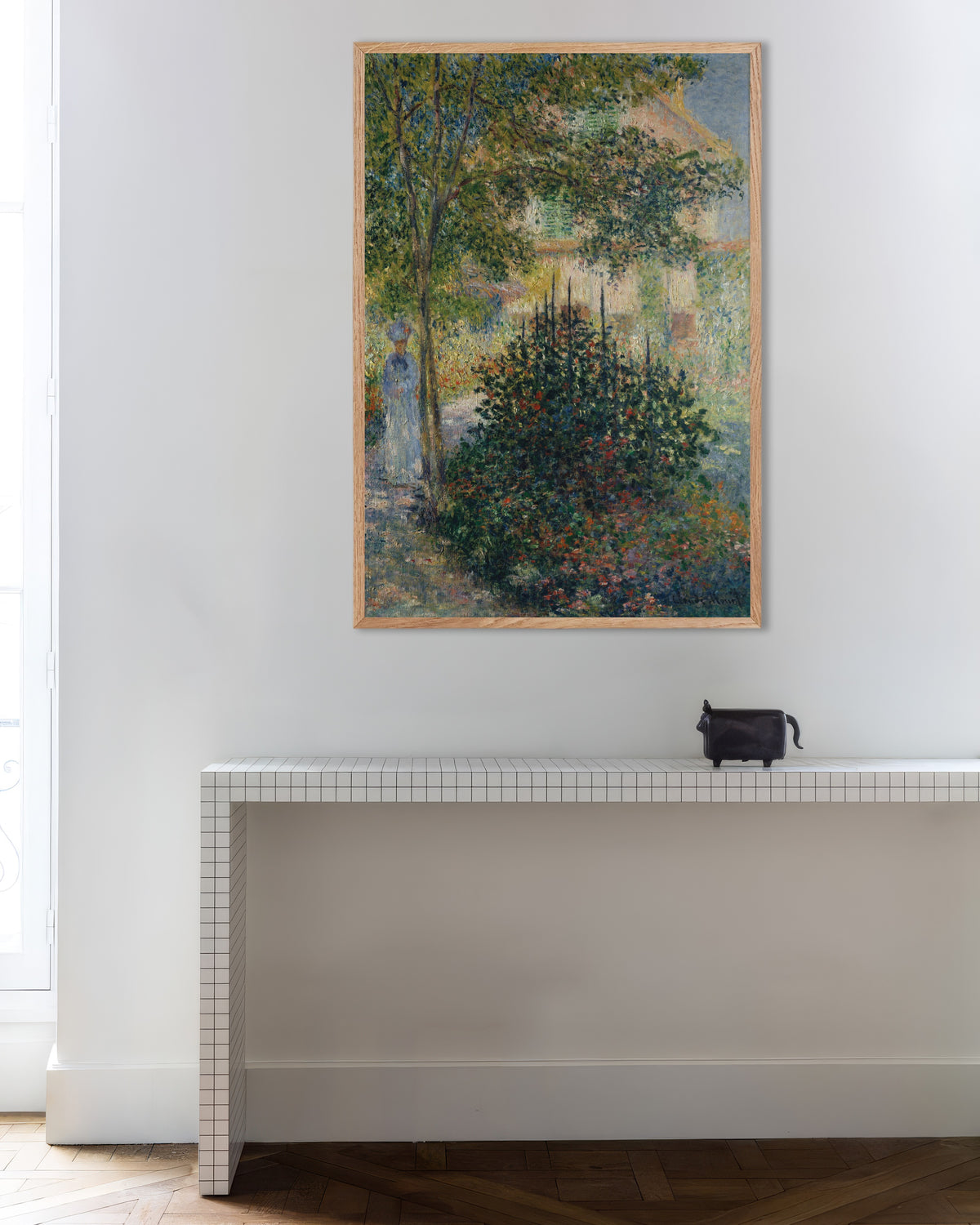 Affiche Camille Monet au jardin d'Argenteuil (1876) de Claude Monet, avec un cadre en bois naturel