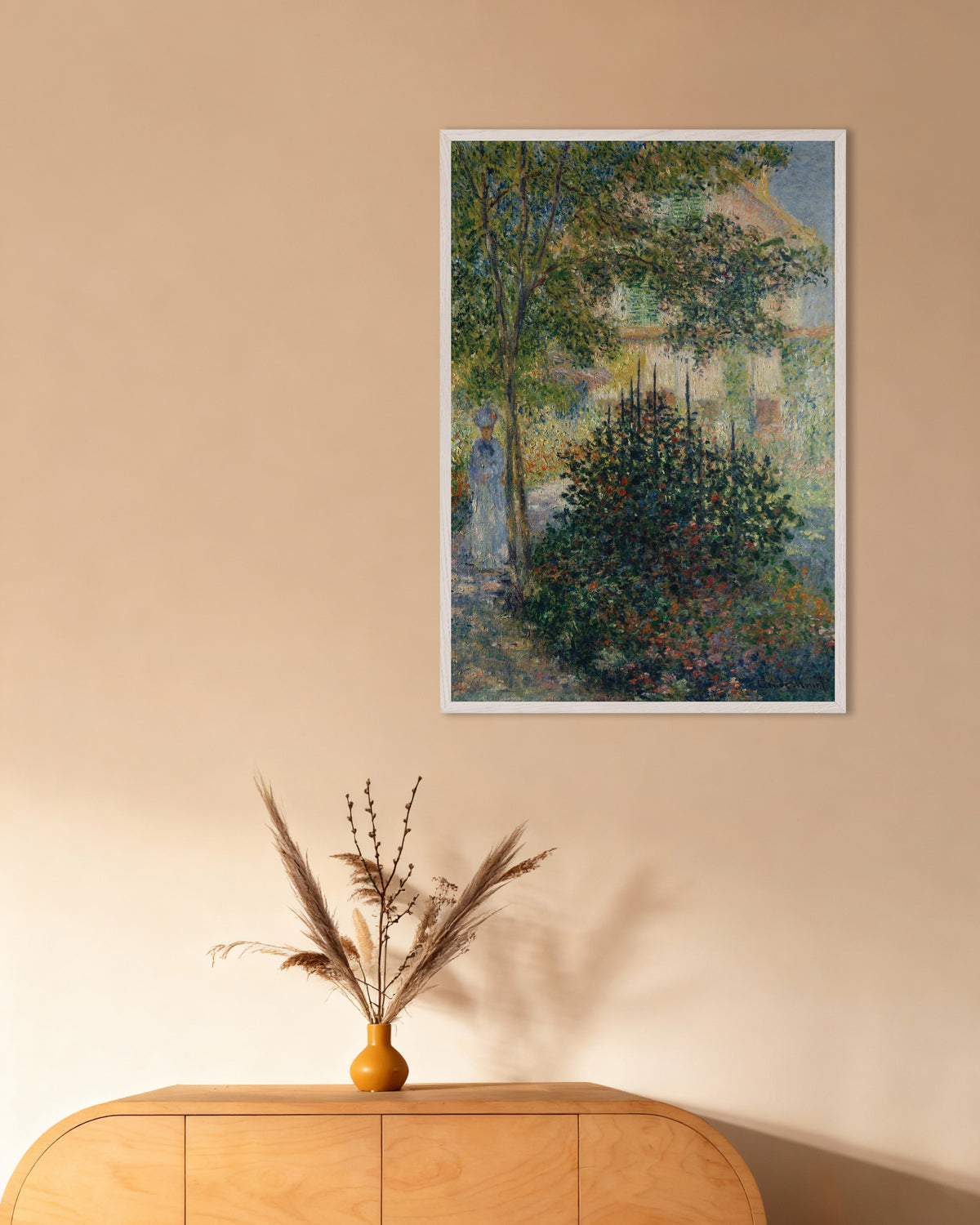 Affiche Camille Monet au jardin d'Argenteuil (1876) de Claude Monet, avec un cadre en bois blanc