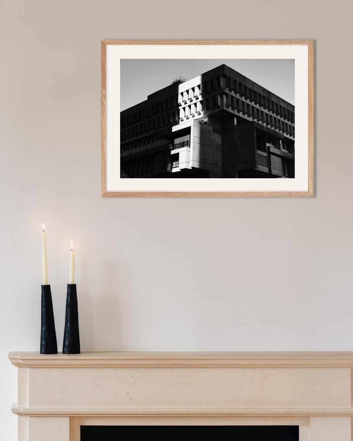 Poster ‘Openbaar gebouw in zon en schaduw’, met naturel houten lijst