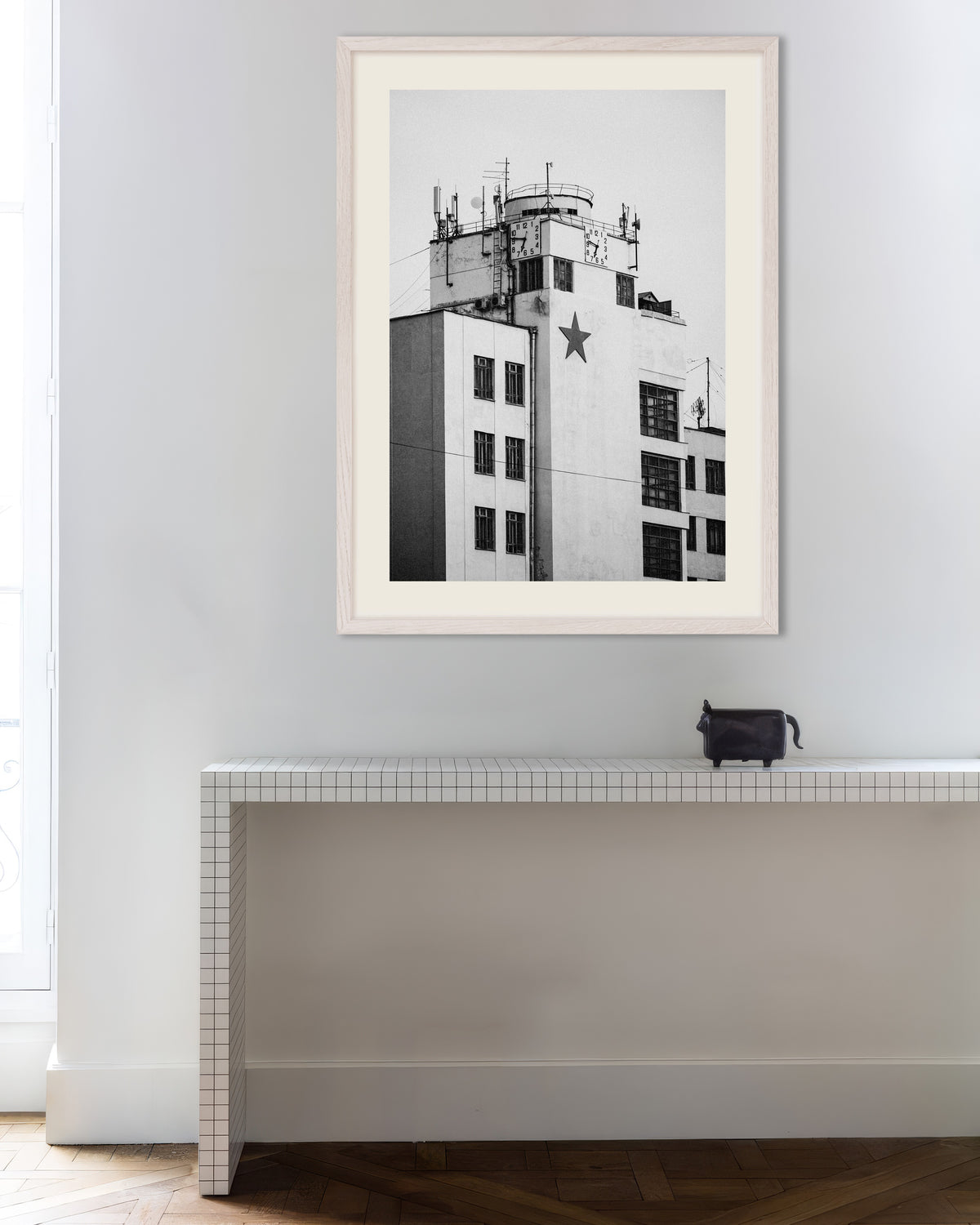 Poster ‘Klokkentoren met een ster’, met witte houten lijst