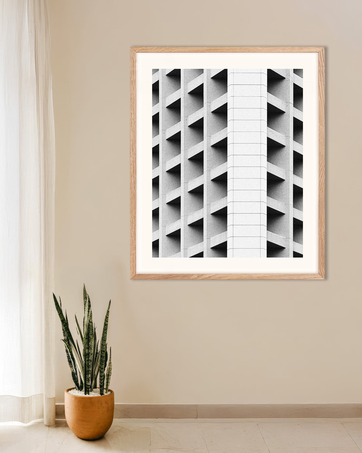 Poster ‘Gevel met cassettes en witte verticale lijn’, met naturel houten lijst