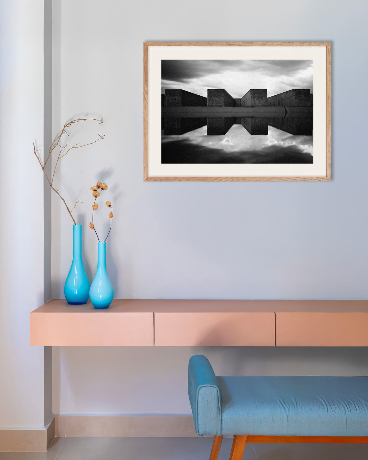 Poster ‘Betonblokken weerspiegeld in het water’, met naturel houten lijst