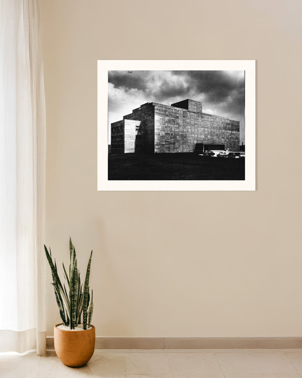 Affiche « Un bâtiment en béton sous l’orage »