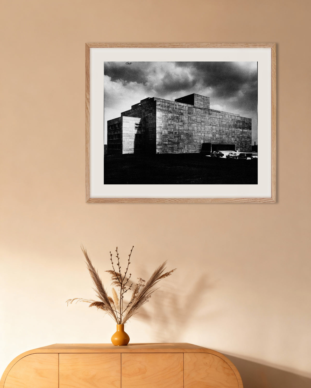 Affiche « Un bâtiment en béton sous l’orage », avec un cadre en bois naturel
