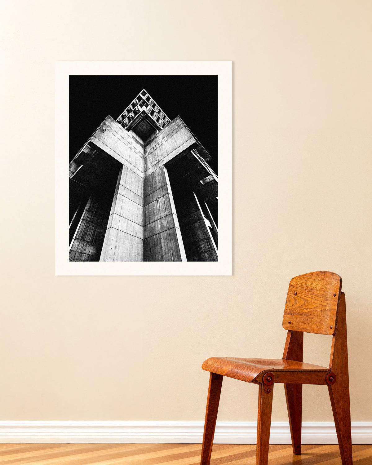 Poster ‘Kruisvormige betonnen toren bij nacht’
