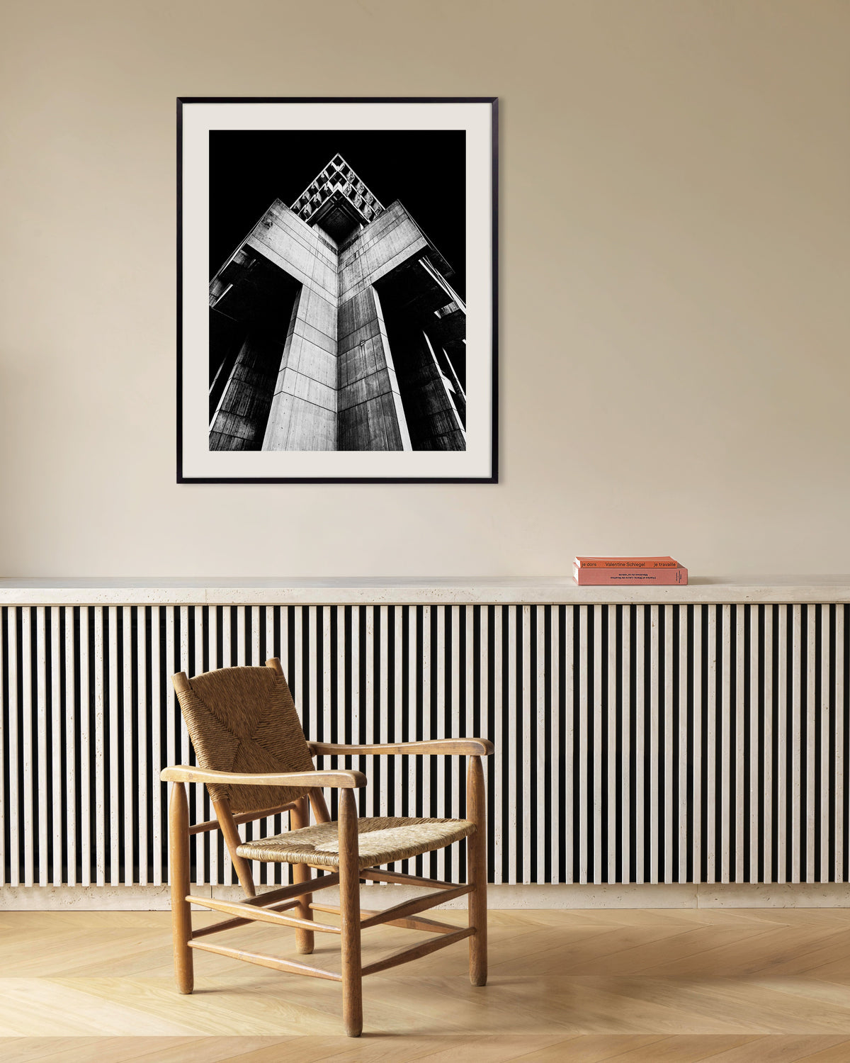 Poster ‘Kruisvormige betonnen toren bij nacht’, met metalen lijst