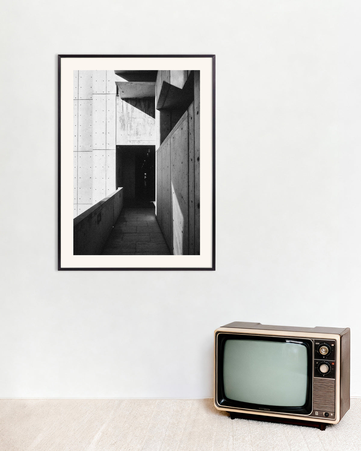 Affiche « Passage en béton au soleil et à l’ombre », avec un cadre en métal