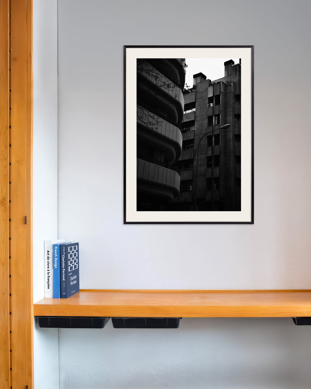 Poster ‘Gebogen gevel en betonnen toren’, met metalen lijst