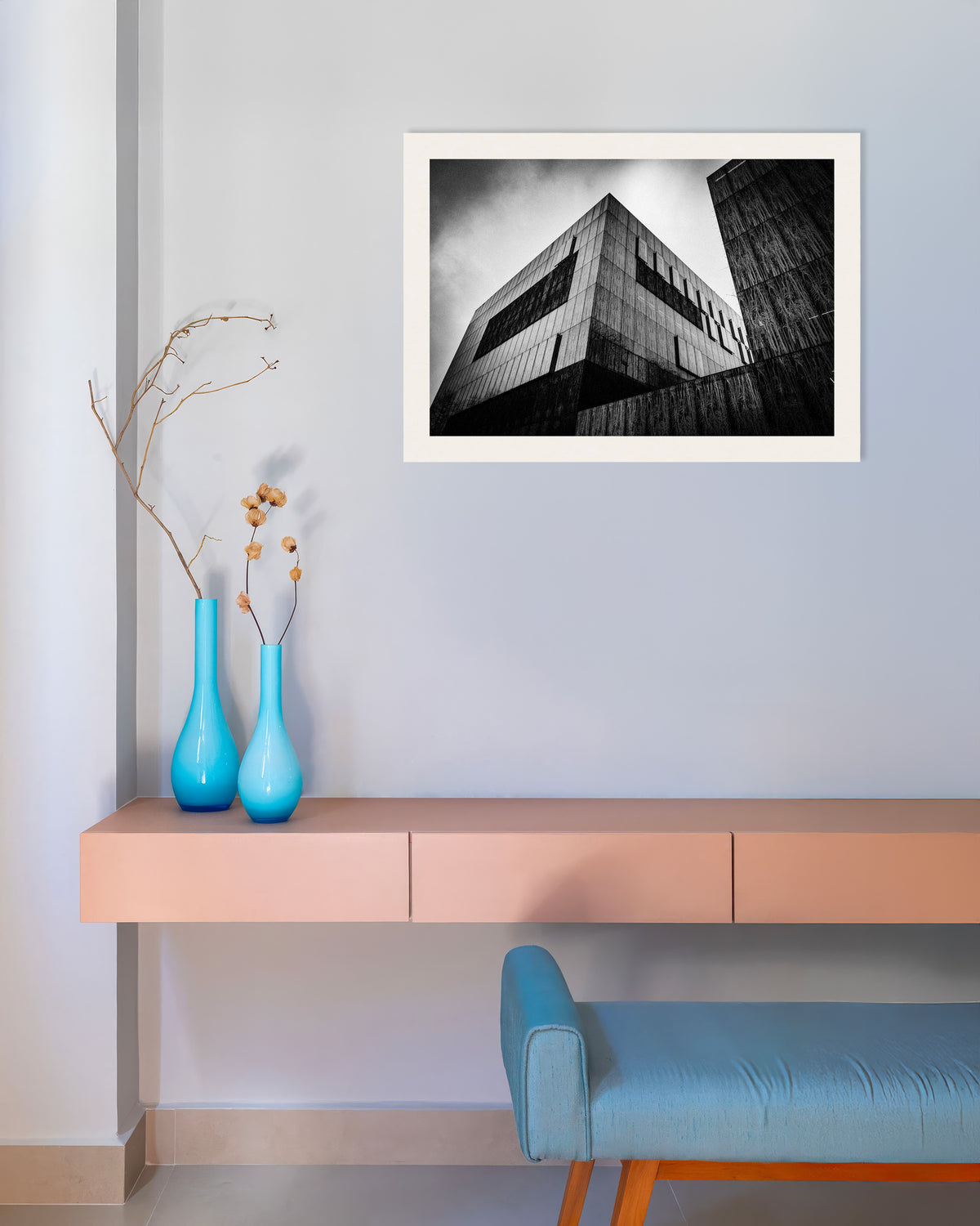 Poster ‘Donker betonnen blok onder de wolken’