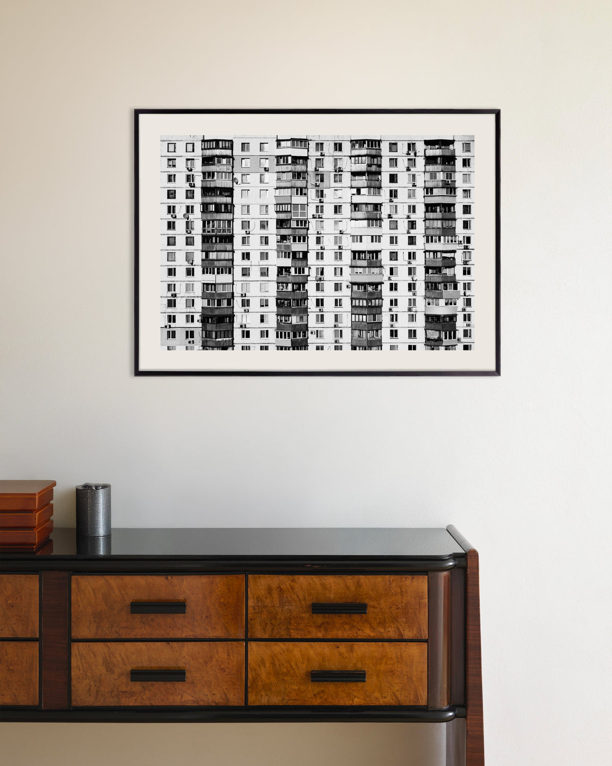 Poster ‘Eindeloos flatgebouw’, met metalen lijst