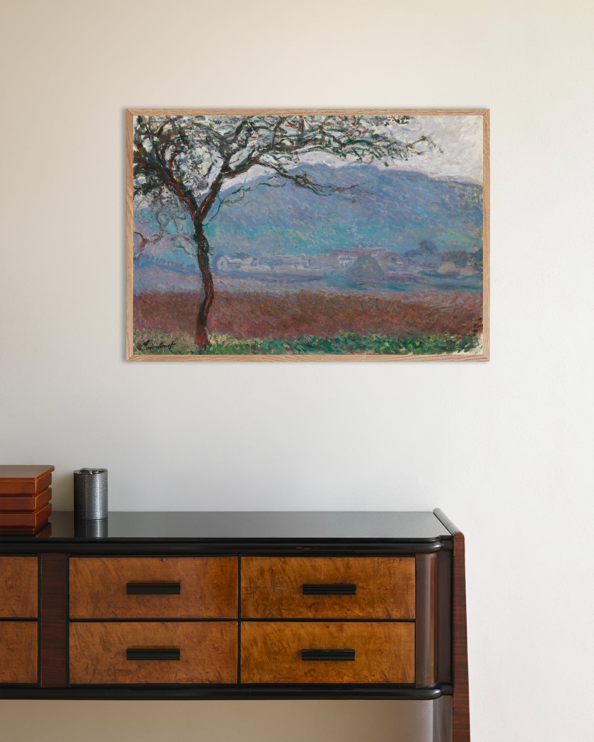 Poster Veld bij Giverny (1887) van Claude Monet met naturel houten lijst