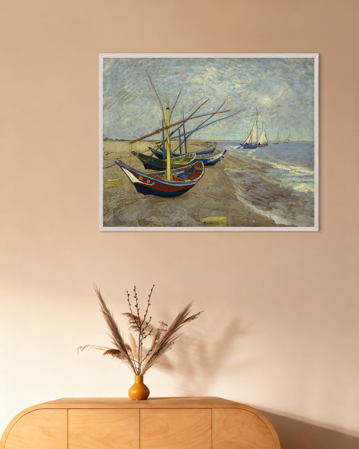 Poster van Vissersboten op het strand bij Les Saintes-Maries-de-la-Mer (1888) van Vincent van Gogh, met witte houten lijst