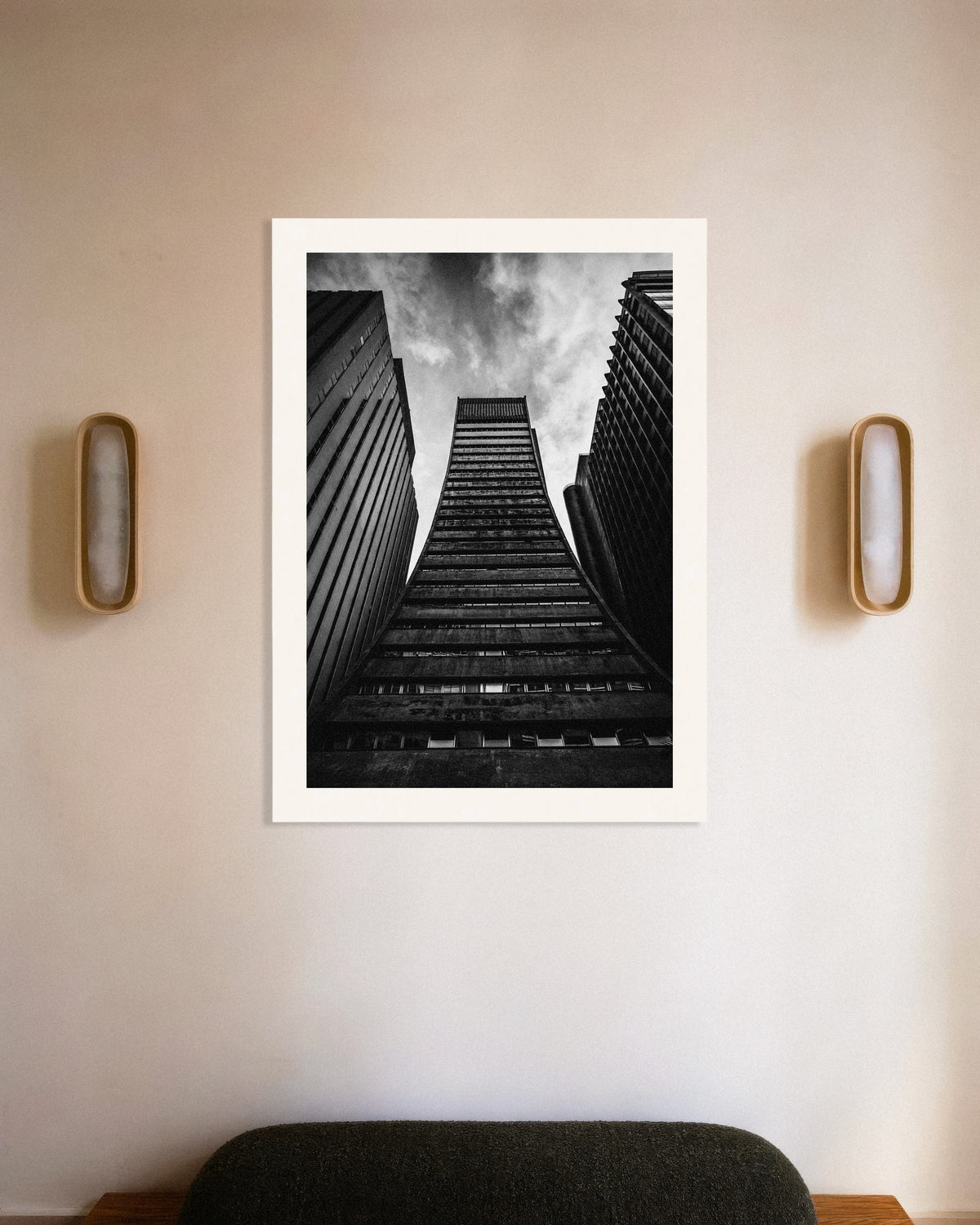 Poster ‘Uitlopende toren tussen reuzen’