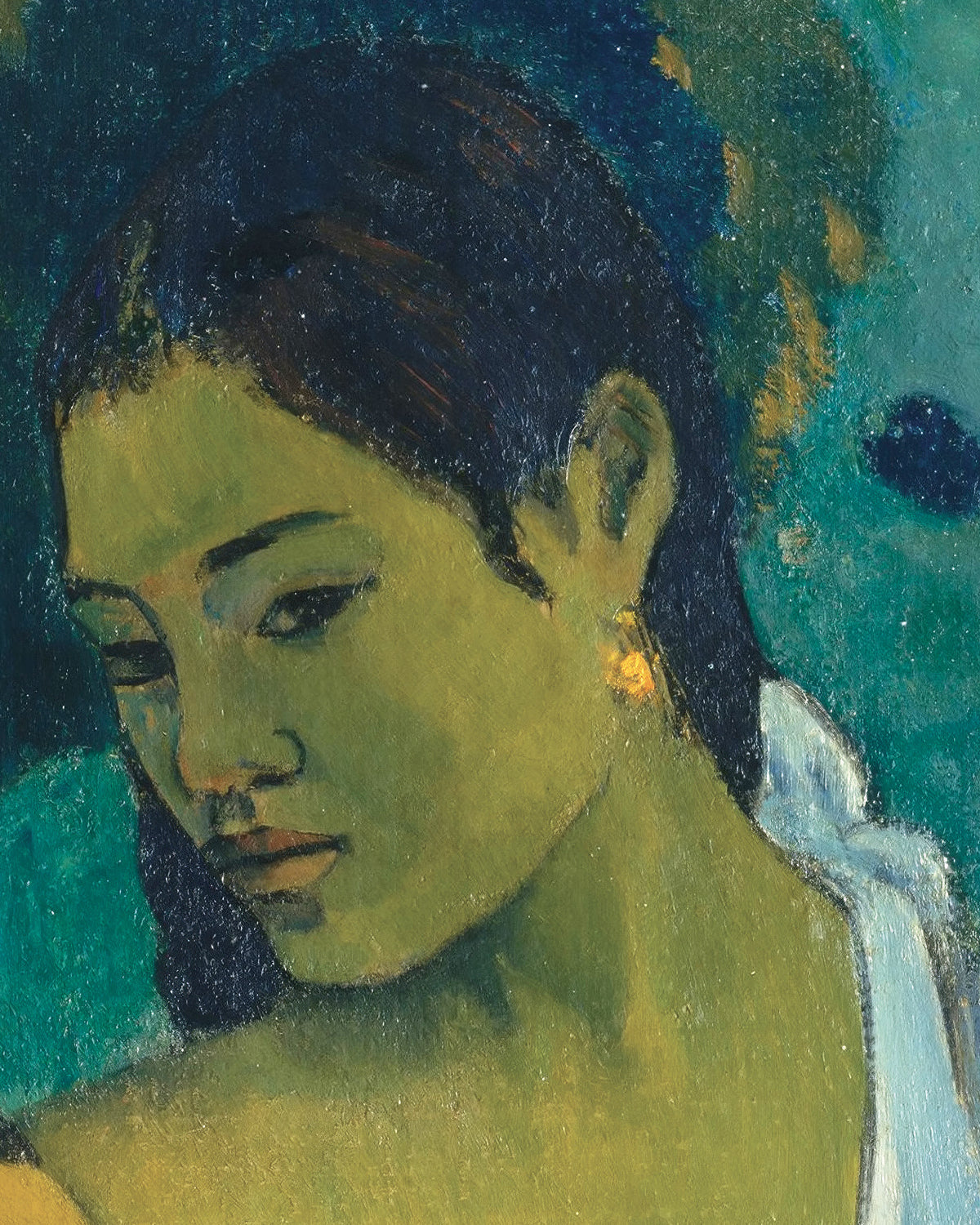 Gros plan peint du portrait par Paul Gauguin d’une femme aux cheveux foncés, à la peau vert pâle et vêtue de blanc, sur un fond turquoise et bleu.