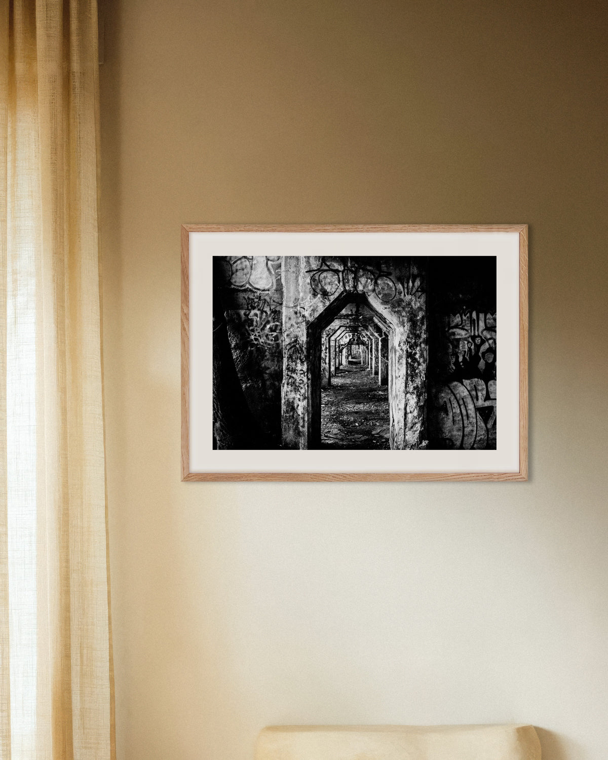Poster ‘Vervallen arcade vol graffiti’, met naturel houten lijst
