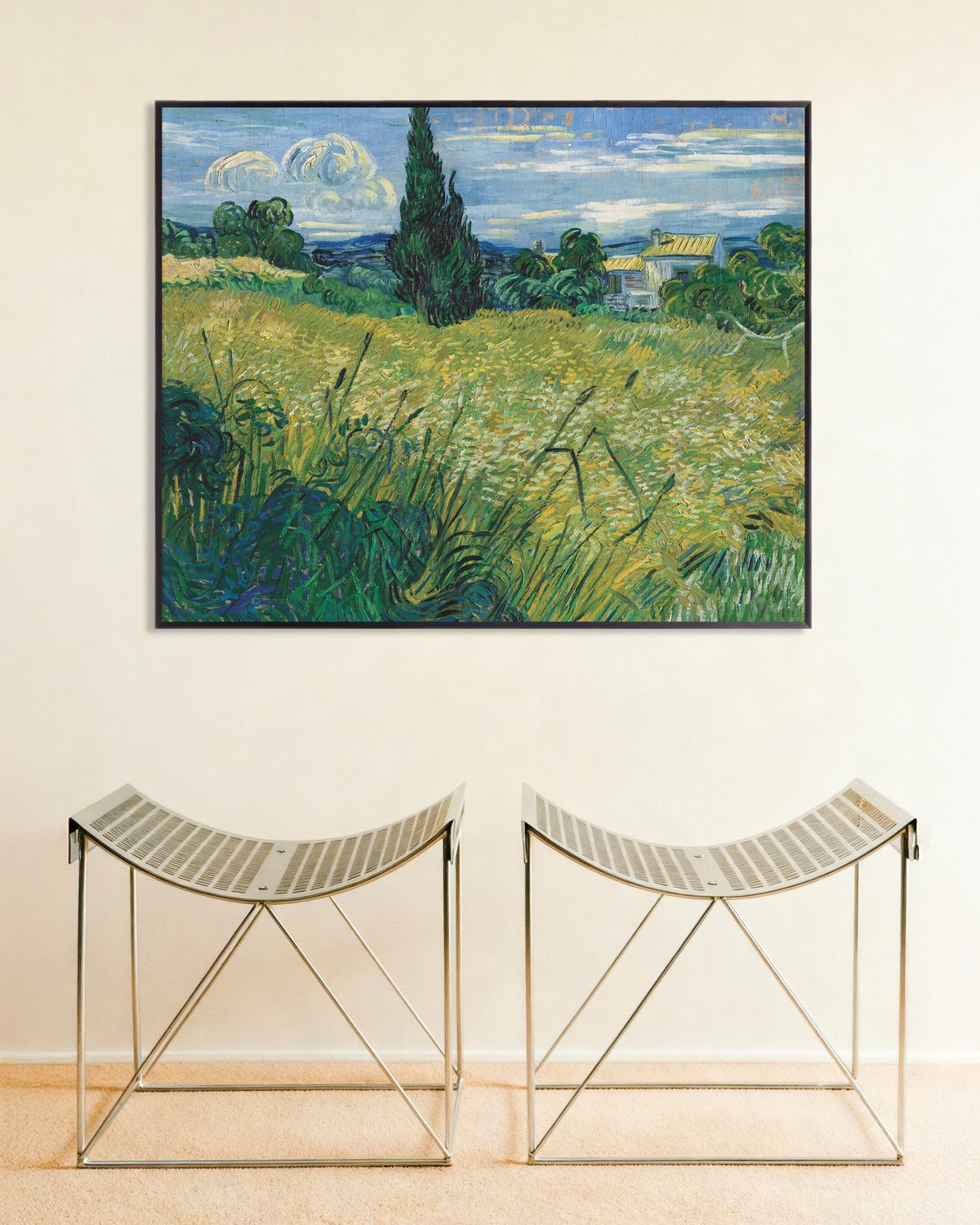 Poster Champ de blé vert avec cyprès (1889) de Vincent van Gogh, avec un cadre en métal