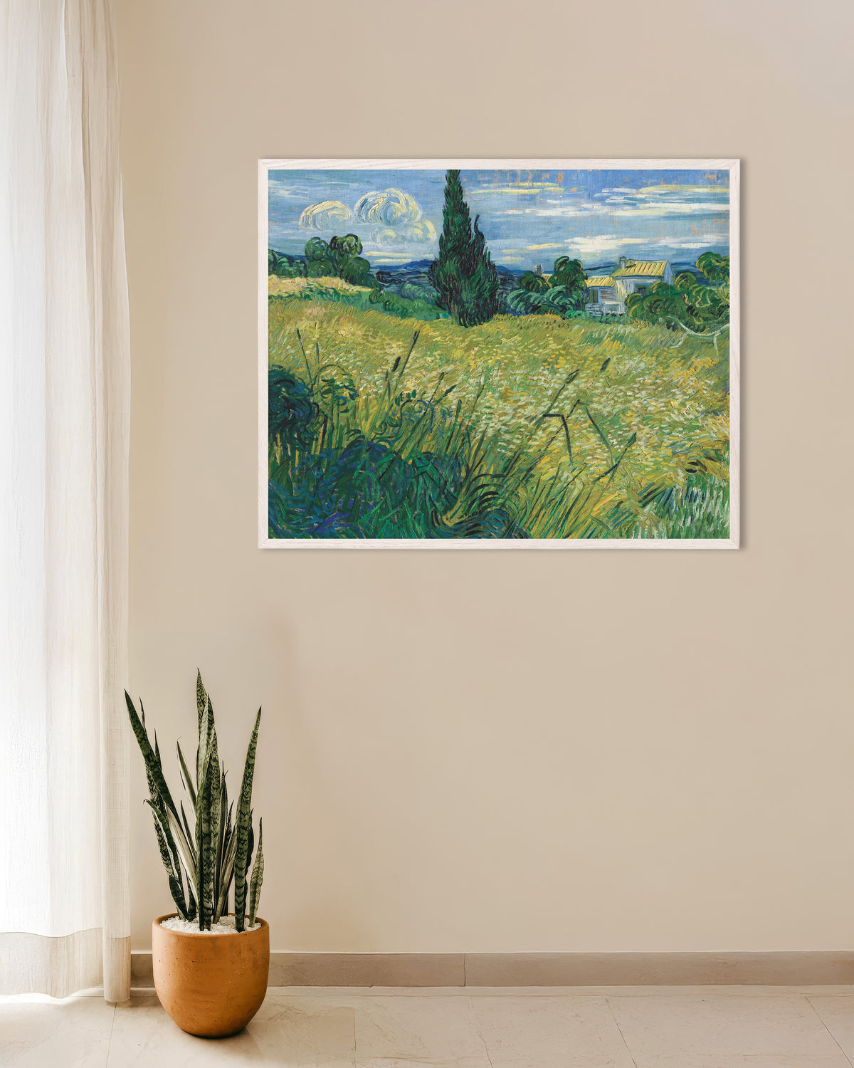 Poster Champ de blé vert avec cyprès (1889) de Vincent van Gogh, avec un cadre en bois blanc