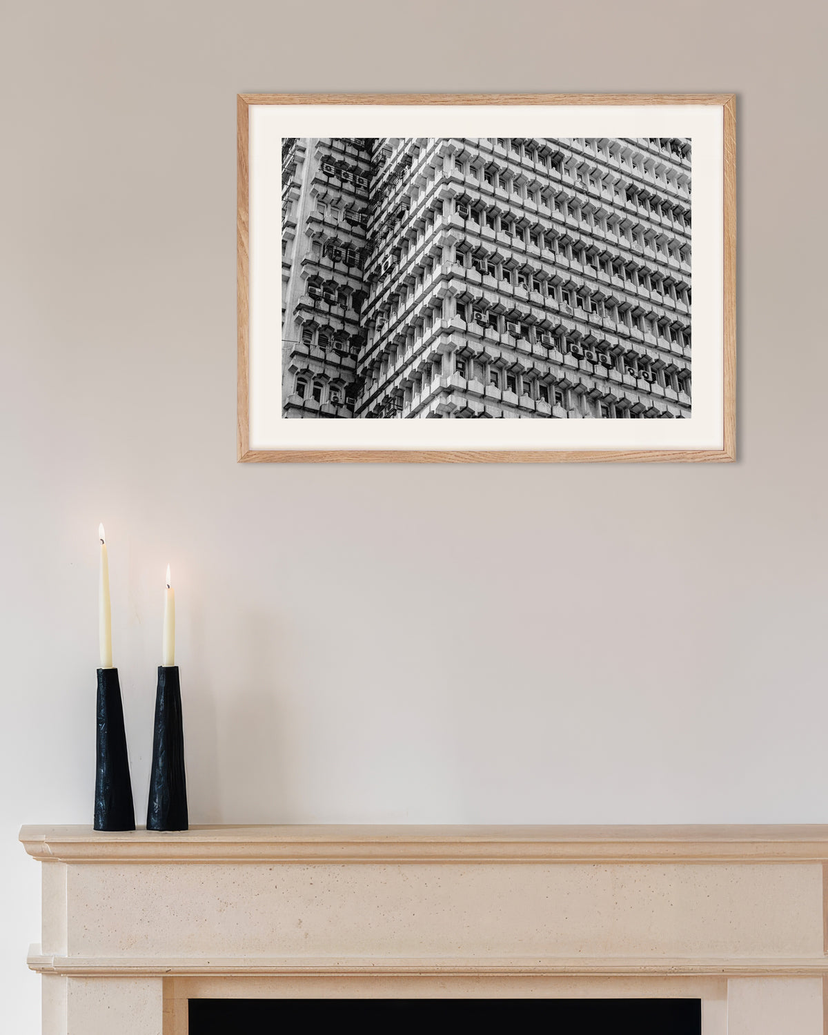 Poster ‘Kantoorgevel met honingraatpatroon’, met naturel houten lijst