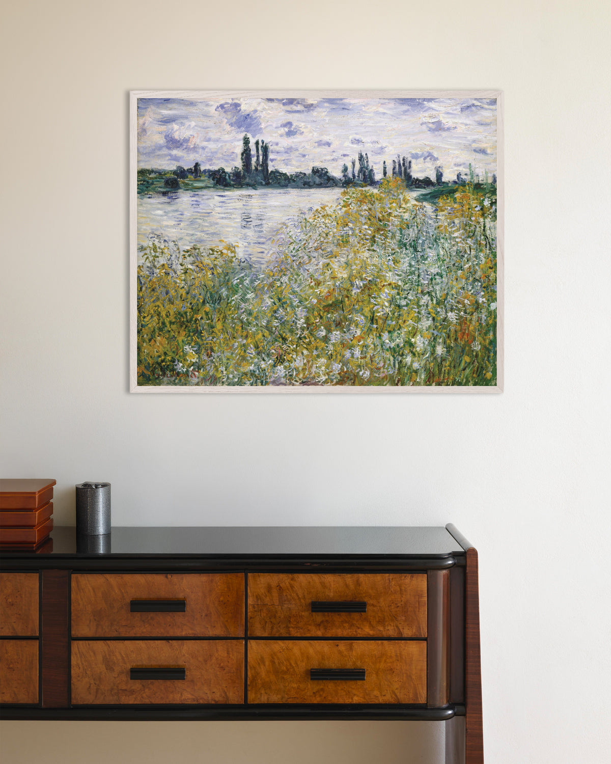 Poster Het Bloemeneiland bij Vétheuil (1880) van Claude Monet met witte houten lijst