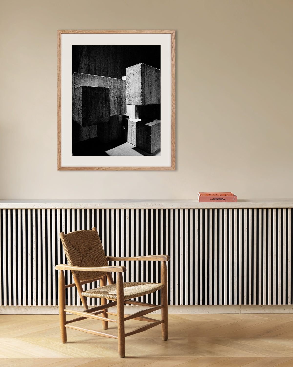 Affiche « Cubes de béton imbriqués », avec un cadre en bois naturel