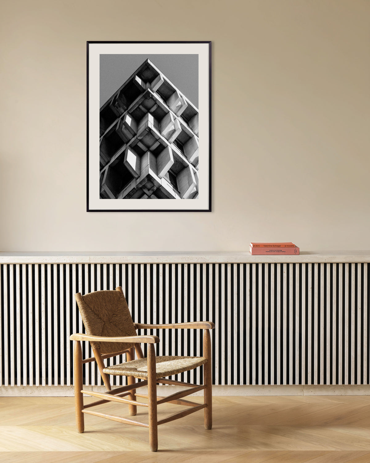 Poster ‘Omgekeerde piramide van betonnen blokken’, met metalen lijst