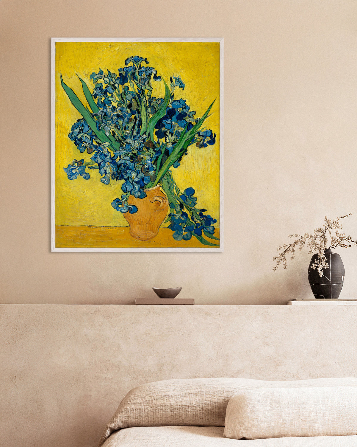 Poster « Iris dans un vase (1890), de Vincent van Gogh », avec un cadre en bois blanc