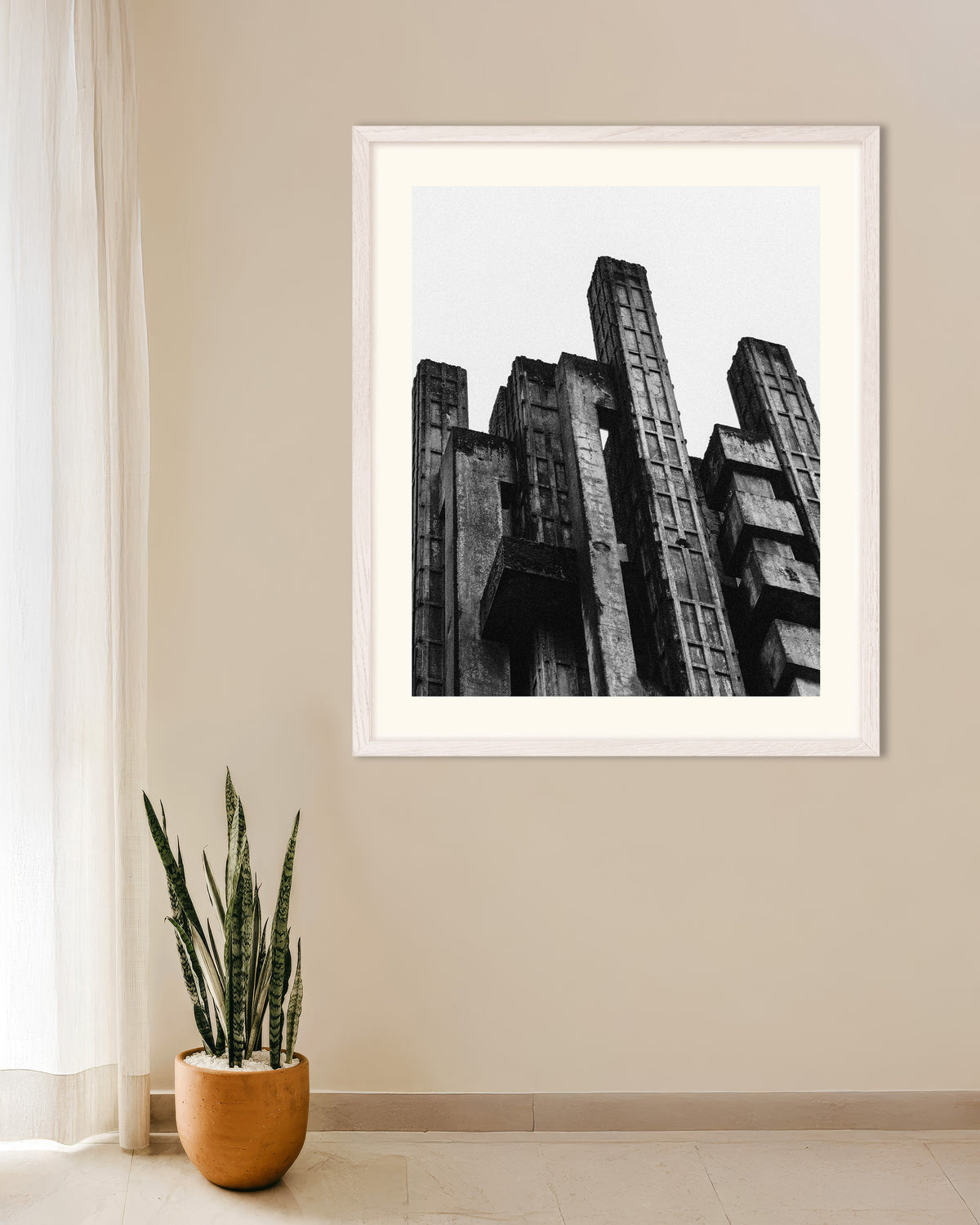 Poster ‘Getande betonnen torens’, met witte houten lijst