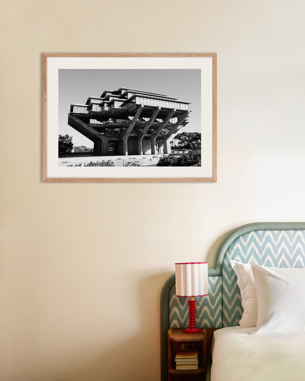 Poster ‘Bibliotheek op betonnen pilaren’, met naturel houten lijst