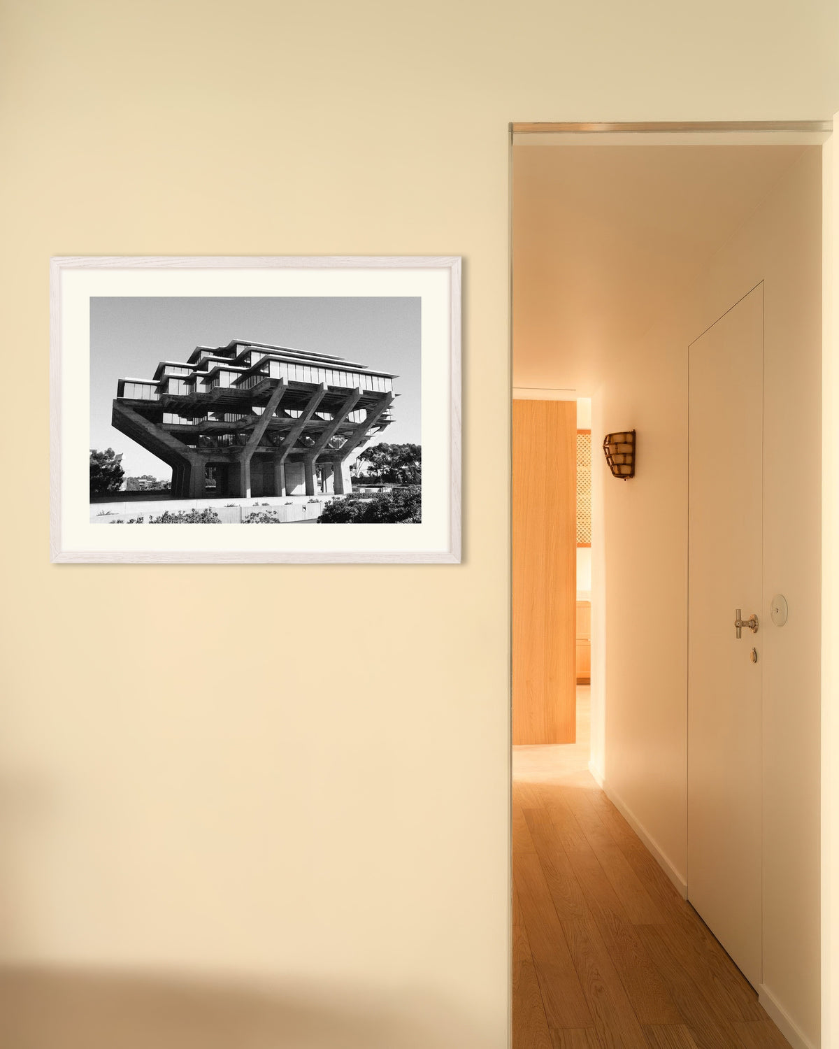 Poster ‘Bibliotheek op betonnen pilaren’, met witte houten lijst