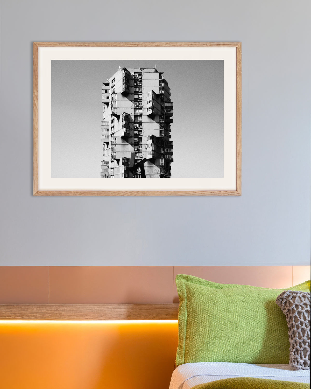 Affiche « Tour solitaire aux balcons saillants », avec un cadre en bois naturel