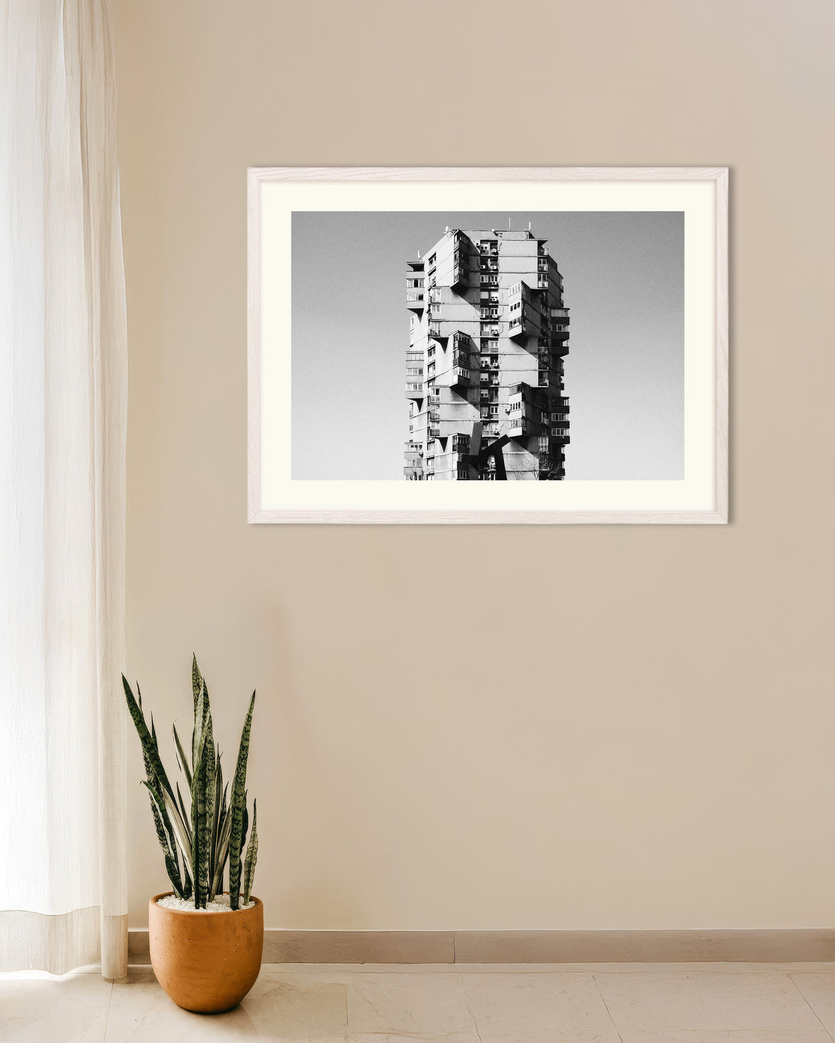 Affiche « Tour solitaire aux balcons saillants », avec un cadre en bois blanc