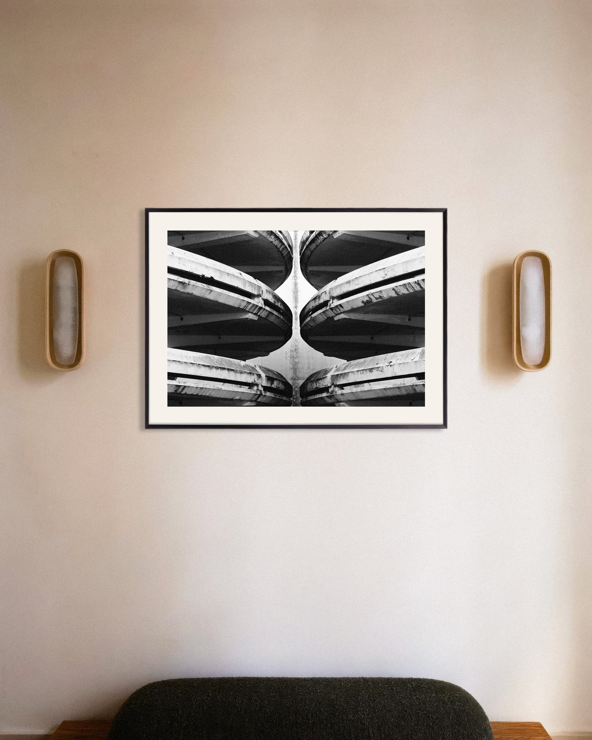 Poster ‘Gespiegelde parkeergaragehellingen’, met metalen lijst