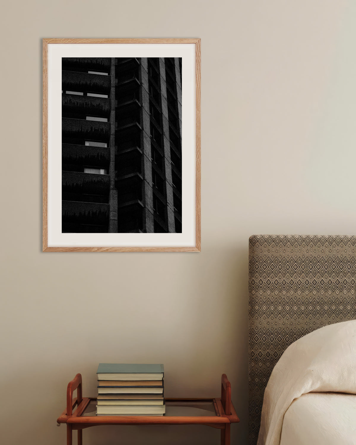 Poster ‘Nachtelijke gevel met hangplanten’, met naturel houten lijst