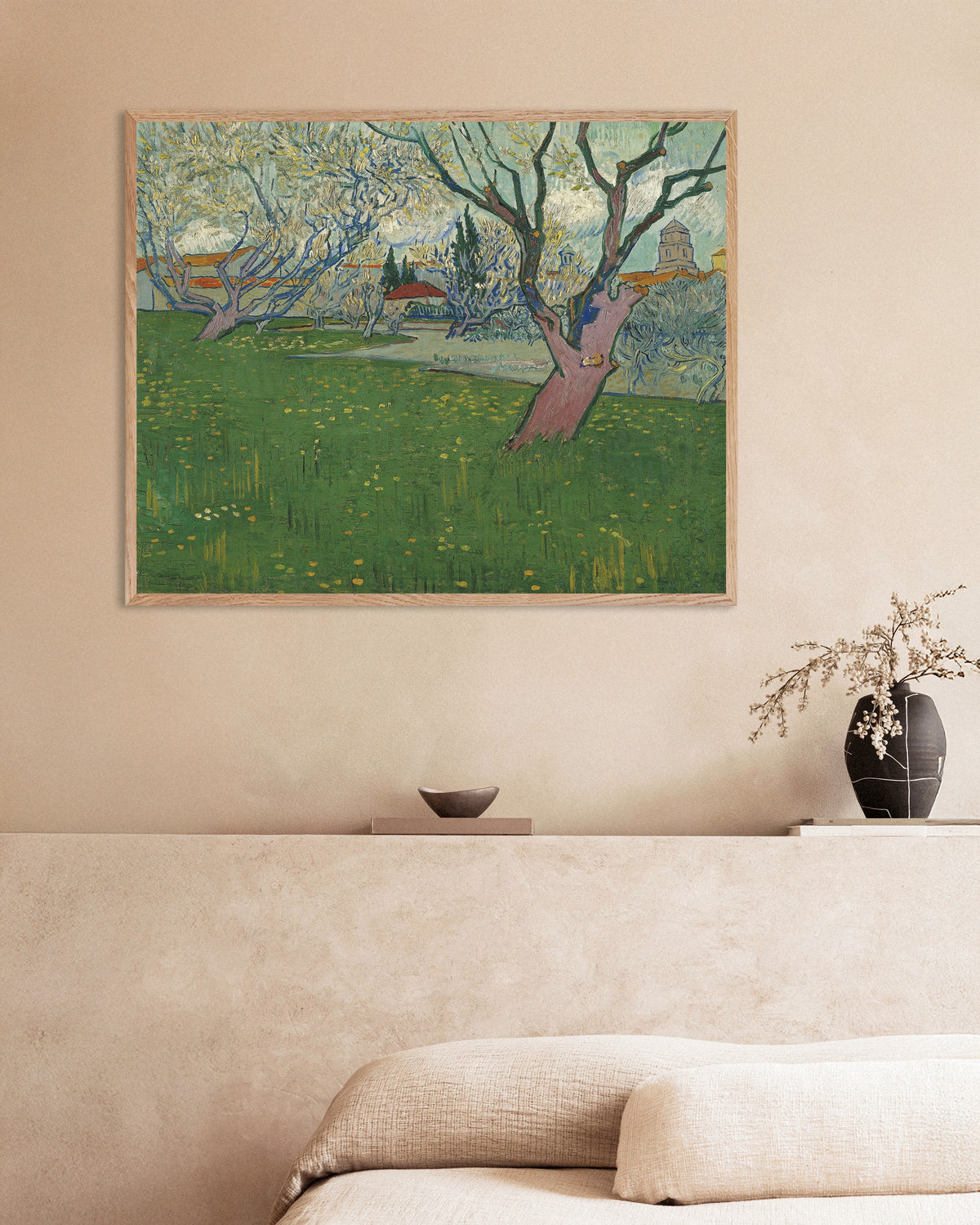 Poster de Verger en fleurs avec vue sur Arles (1889) de Vincent van Gogh, avec un cadre en bois naturel