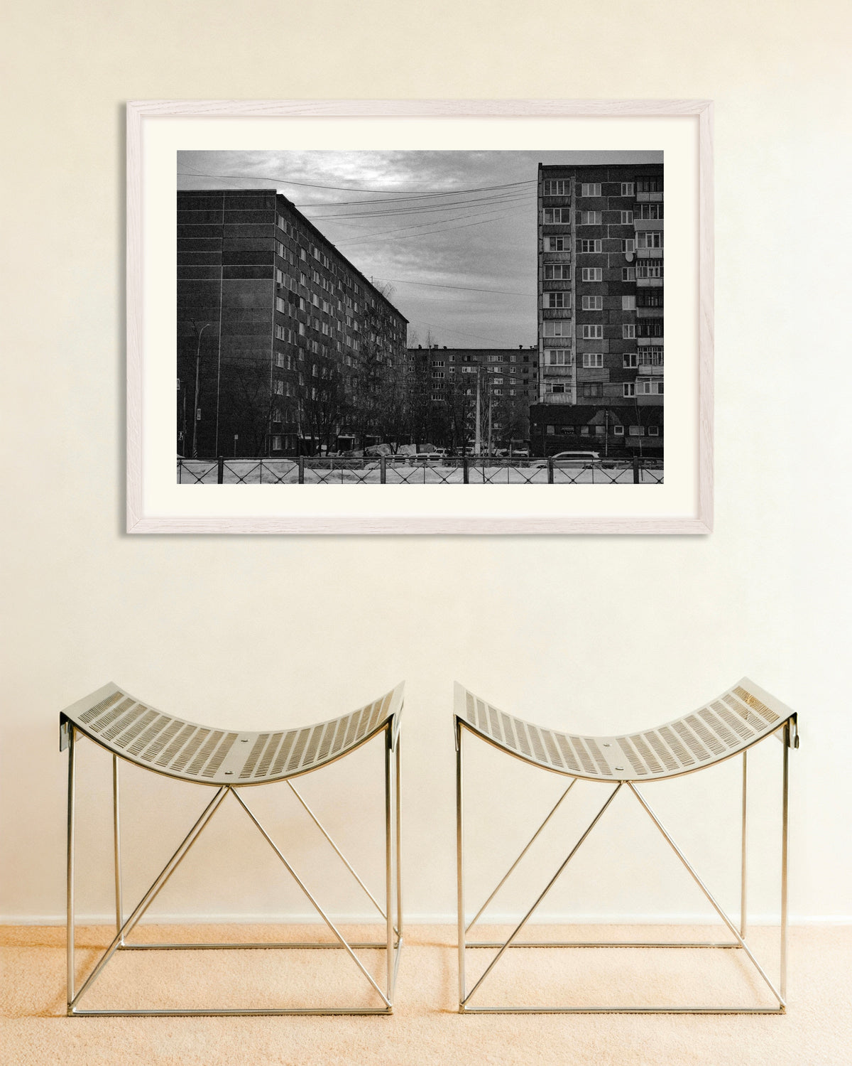 Affiche « Immeubles préfabriqués en hiver », avec un cadre en bois blanc