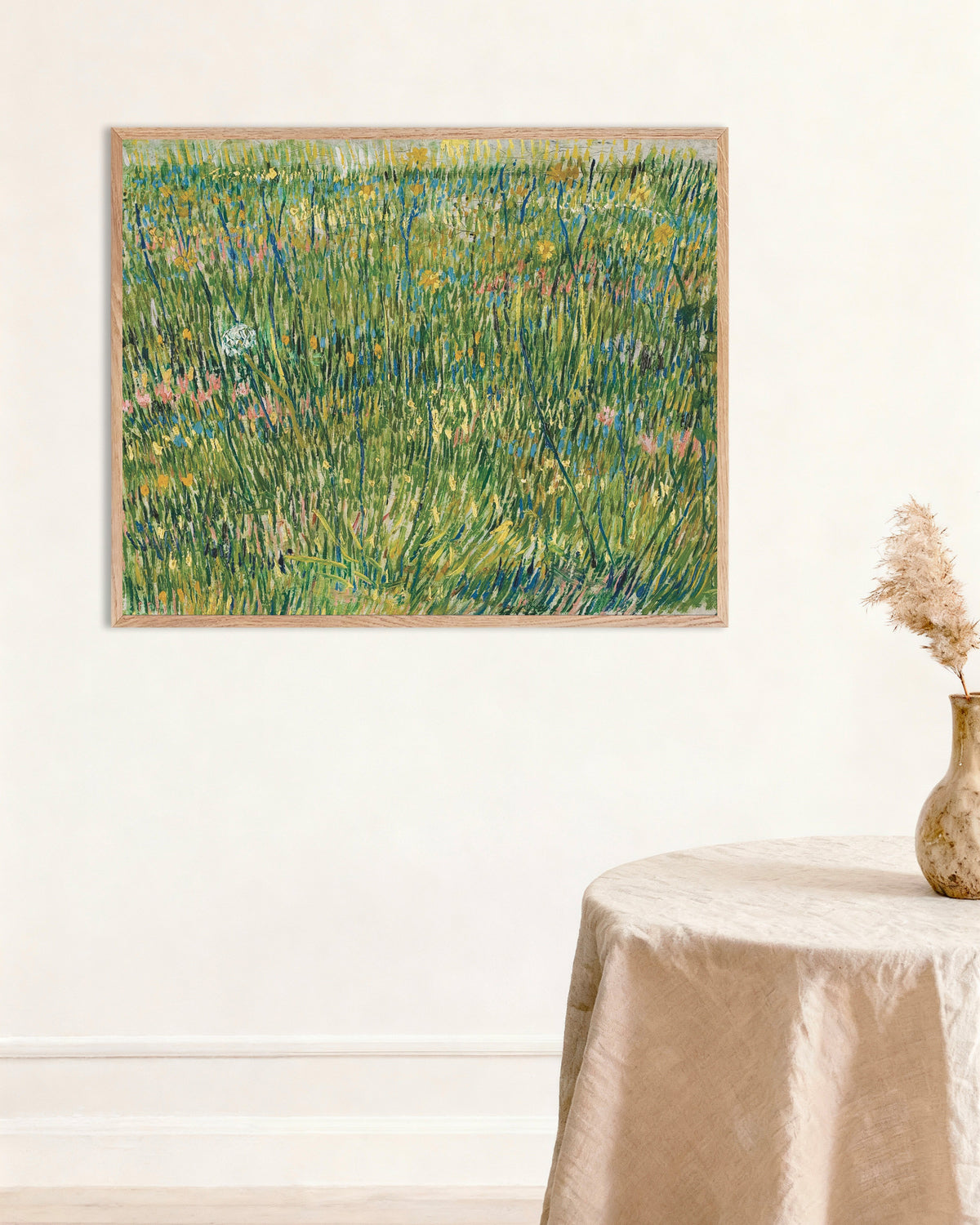 Poster van Grasveld (1887) van Vincent van Gogh, met een lijst van naturel hout