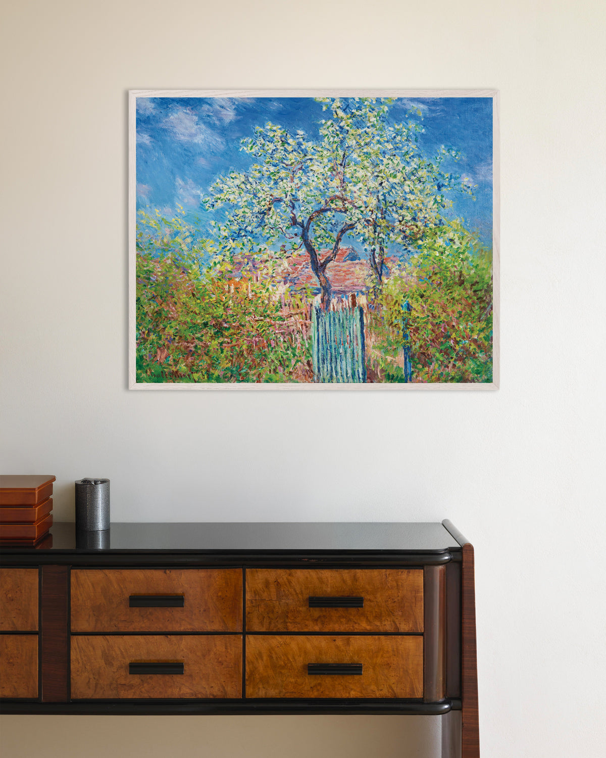 Poster Bloeiende perenboom (1885) van Claude Monet met witte houten lijst