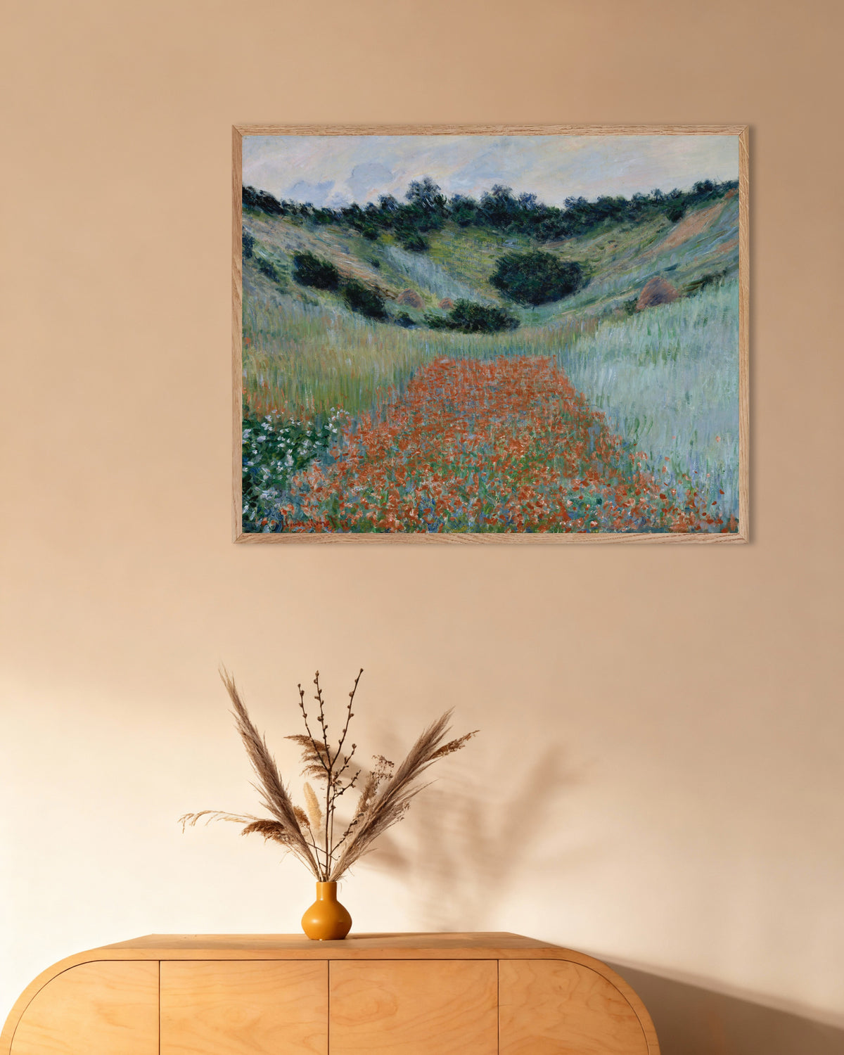 Affiche Champ de coquelicots dans un vallon près de Giverny (1885) de Claude Monet, avec un cadre en bois naturel