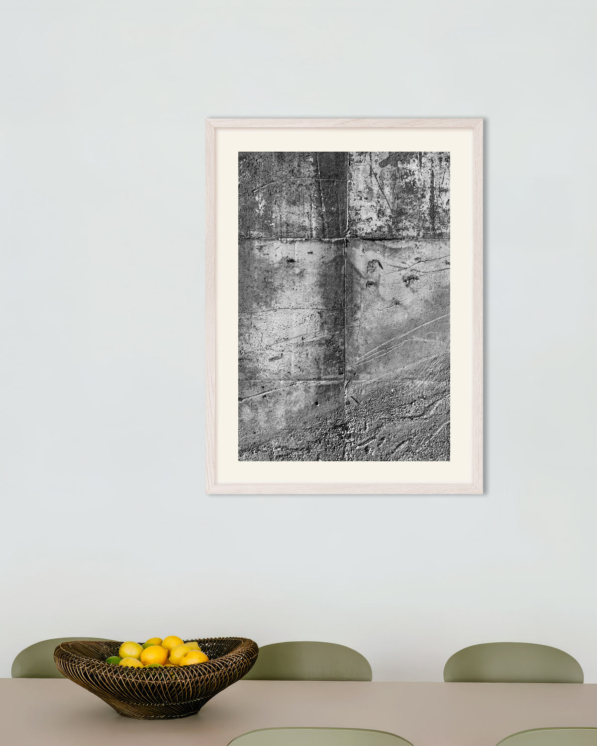 Poster ‘Ruwe betonmuurstructuur’, met witte houten lijst