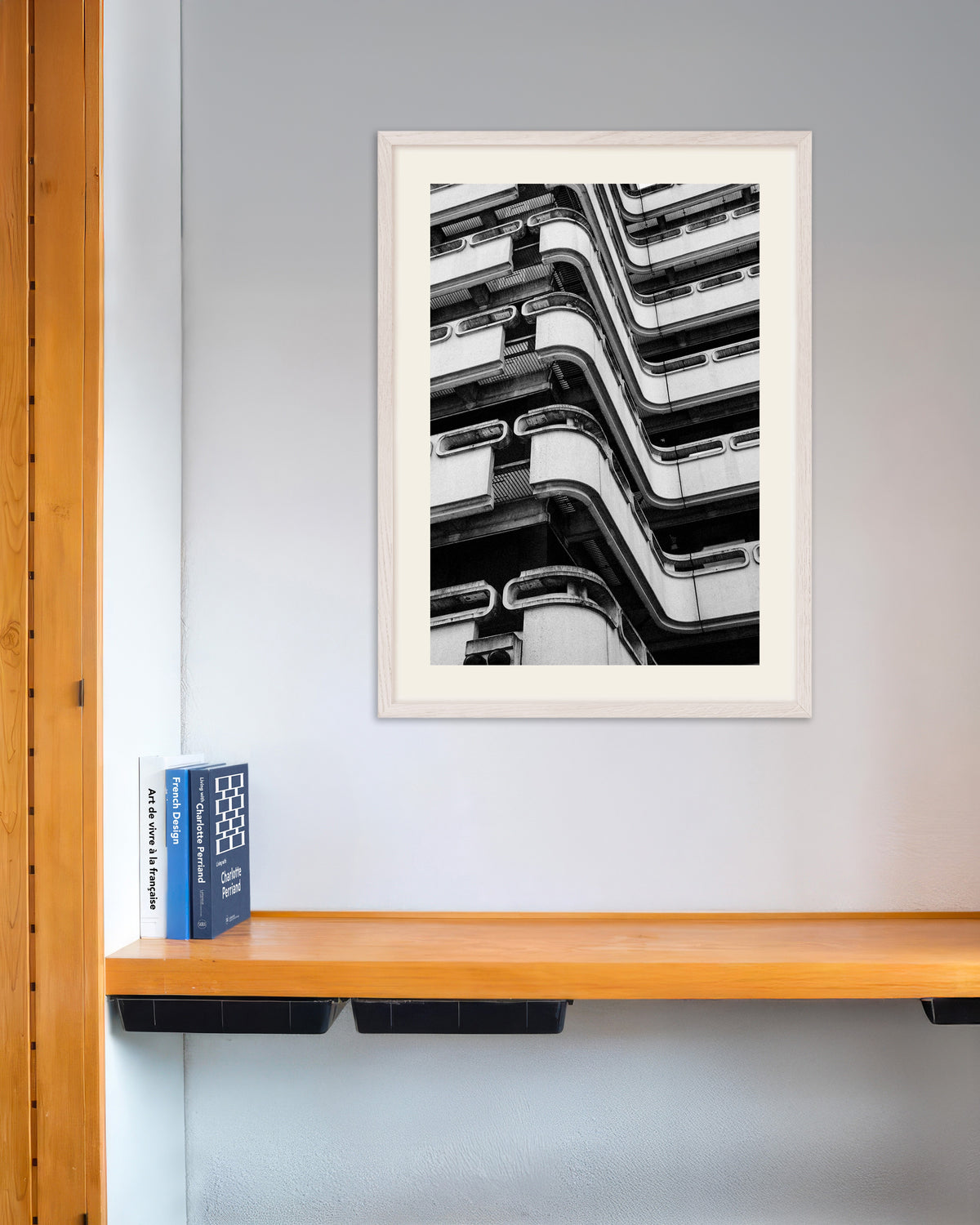 Poster ‘Golvende betonnen balkons’, met witte houten lijst