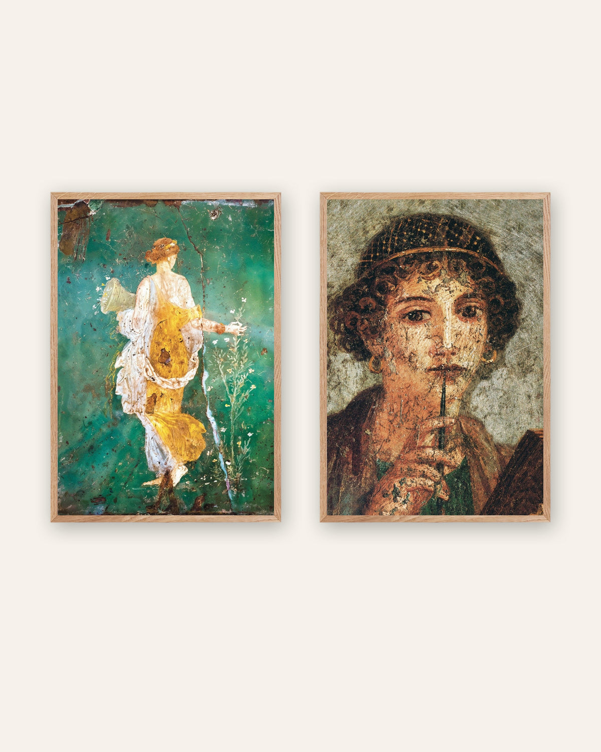Set van 2 posters met Romeinse fresco’s, Flora en Sappho, in naturel houten lijsten