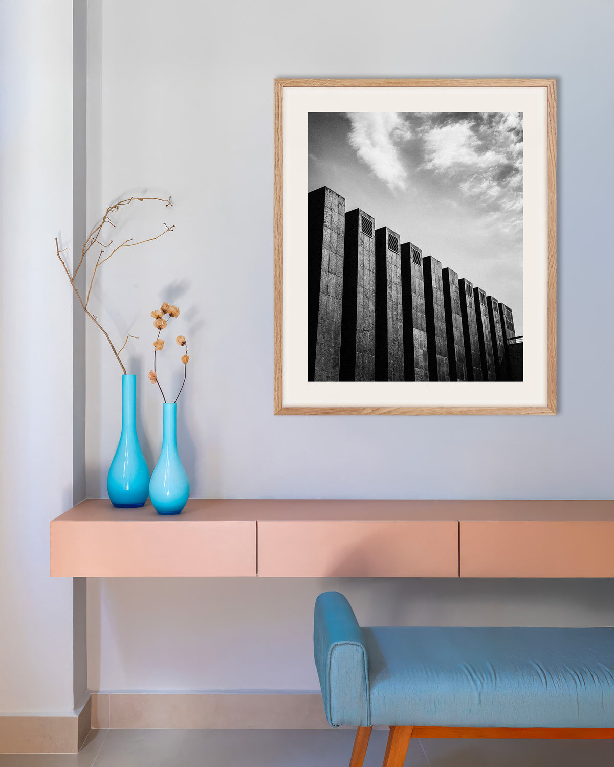 Poster ‘Rij donkere vinnen en wolken’, met naturel houten lijst