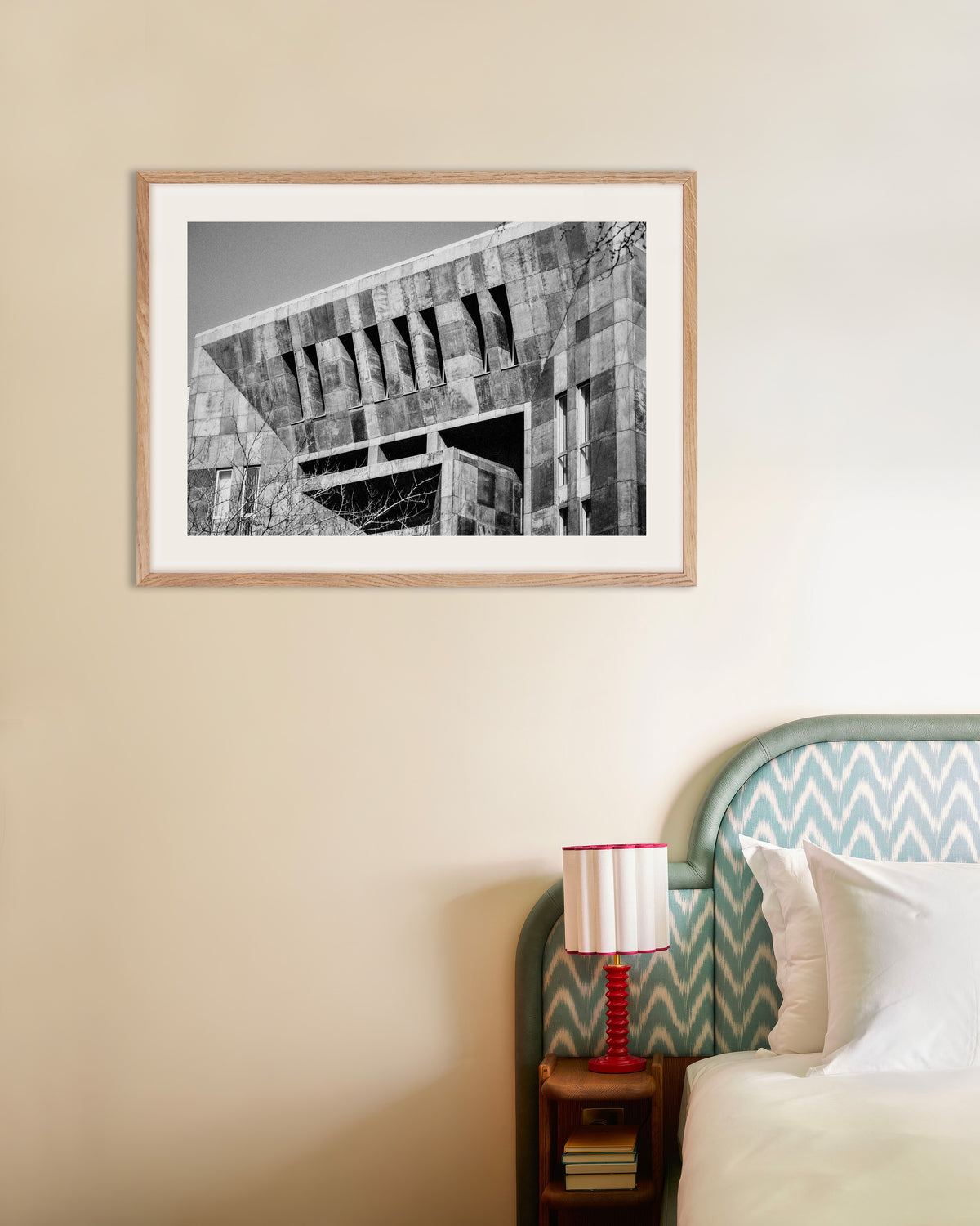 Poster ‘Zaagtandgevel van beton’, met naturel houten lijst