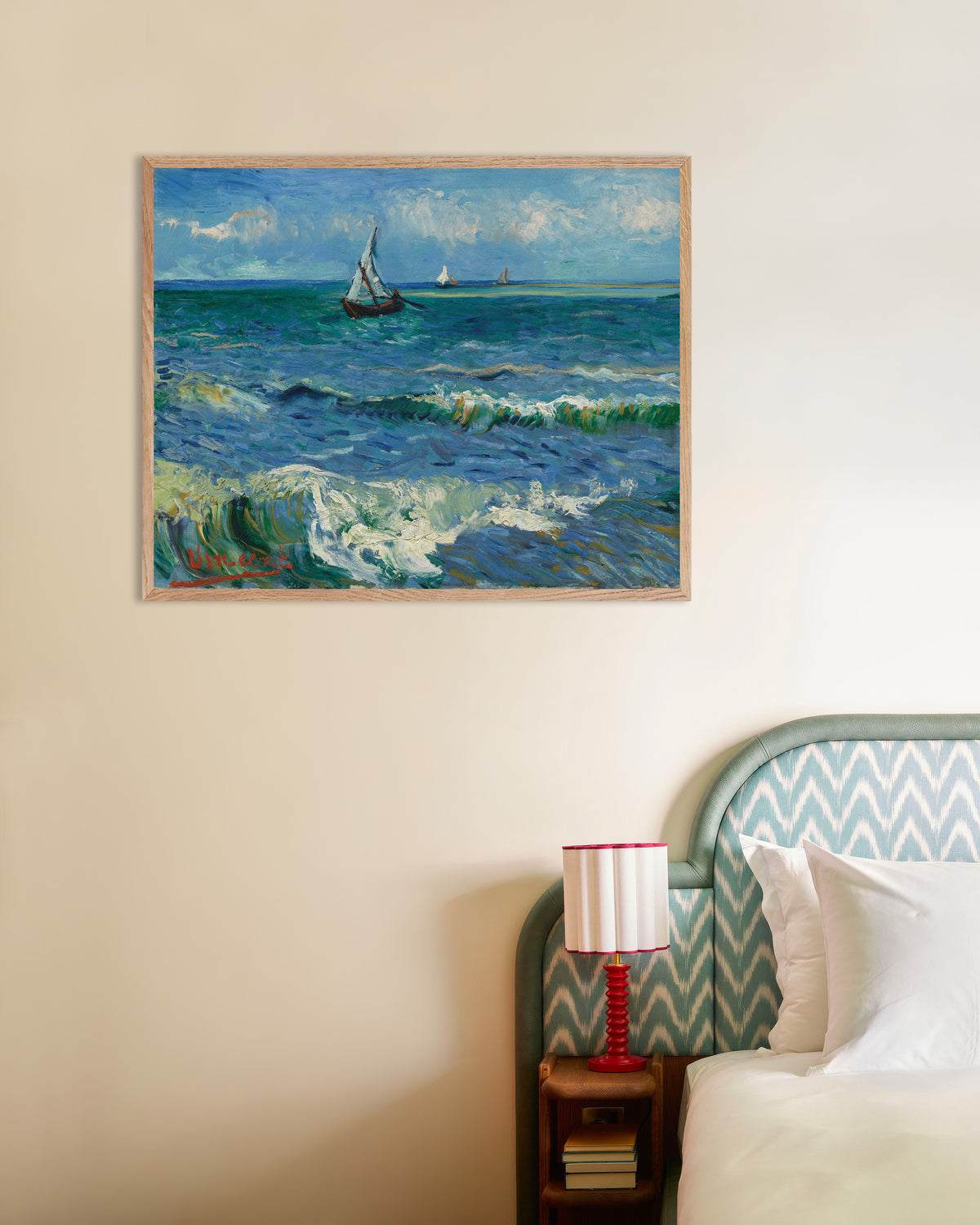Poster van Zeegezicht bij Les Saintes-Maries-de-la-Mer (1888) van Vincent van Gogh, met naturel houten lijst