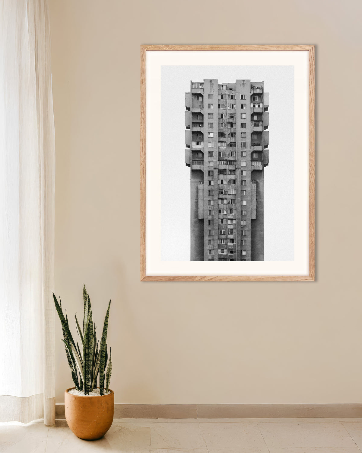 Poster ‘Eenzame betonnen wolkenkrabber’, met naturel houten lijst